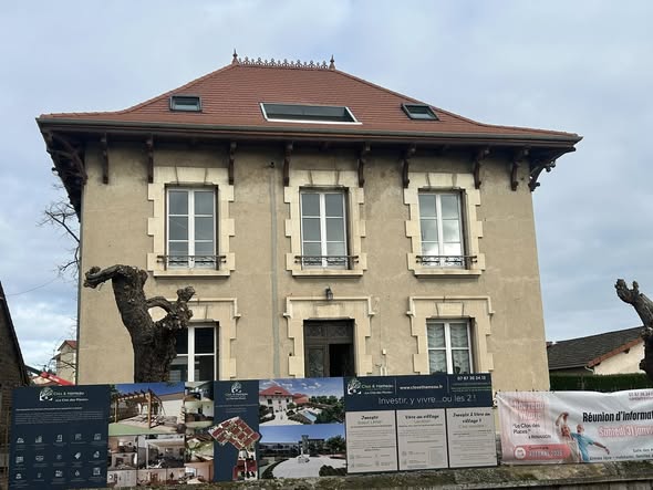 Nouvelle réalisation à Renaison avec la pose de fenêtres de toit, la création de terrasse tropézienne et la pose de faîtage décoratif.