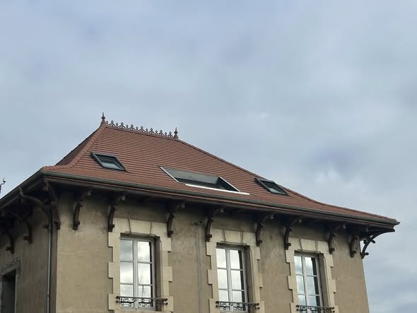 Nouvelle réalisation à Renaison avec la pose de fenêtres de toit, la création de terrasse tropézienne et la pose de faîtage décoratif.