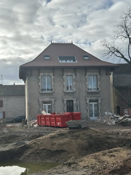 Nouvelle réalisation à Renaison avec la pose de fenêtres de toit, la création de terrasse tropézienne et la pose de faîtage décoratif.