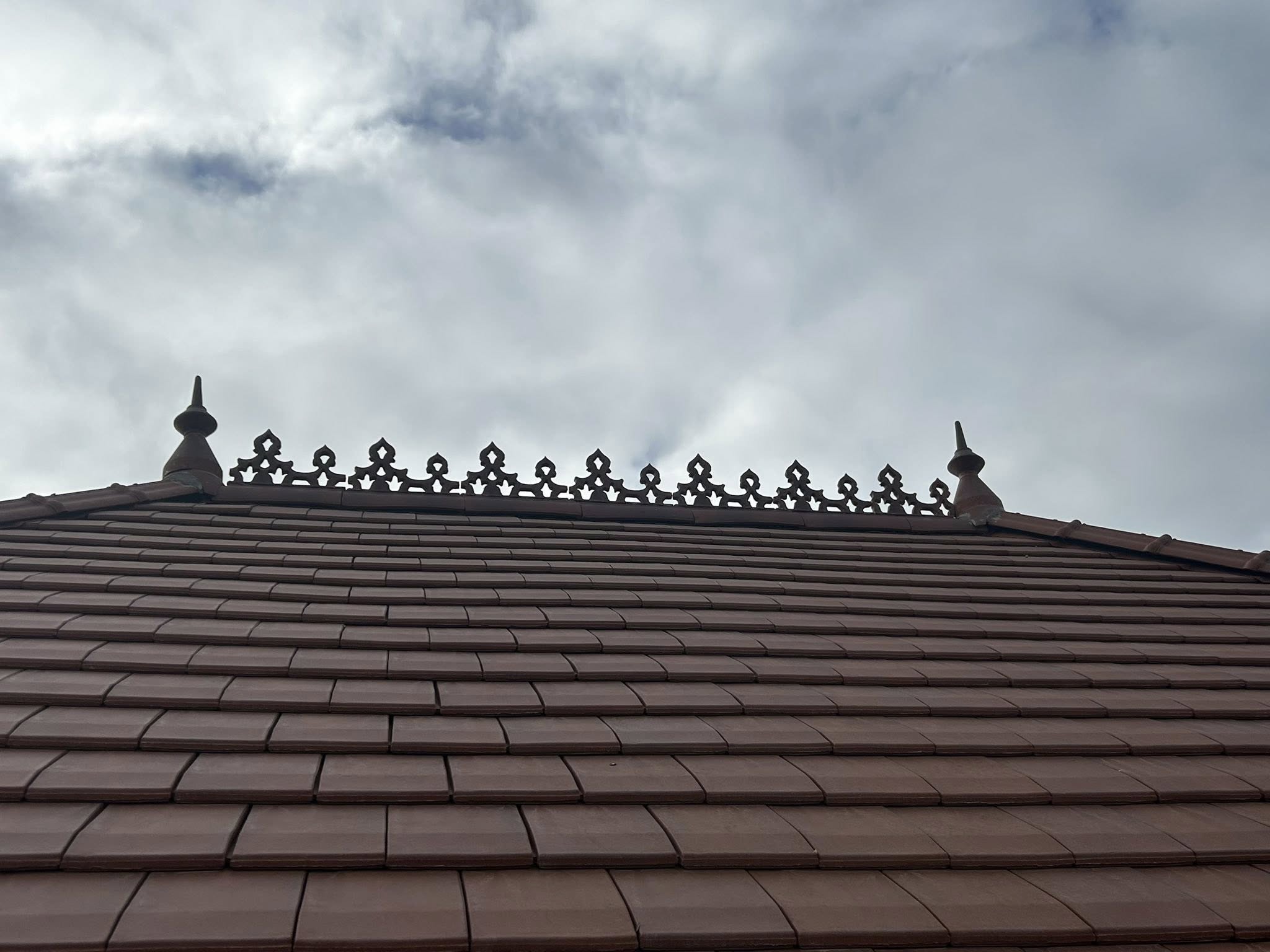 Nouvelle réalisation à Renaison avec la pose de fenêtres de toit, la création de terrasse tropézienne et la pose de faîtage décoratif.