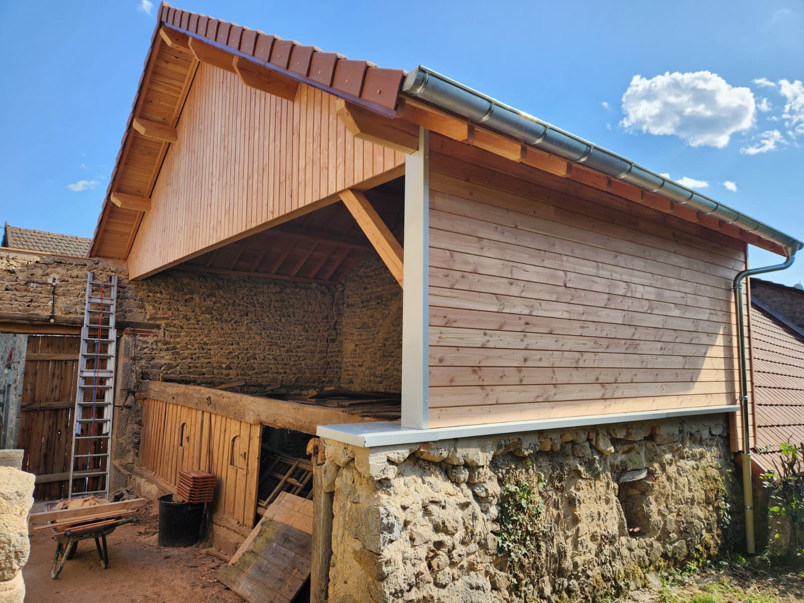 Réalisation complète d’un chantier, de la dépose de l’existant, mur ossature bois, charpente traditionnelle, couverture tuile, zinguerie et bardage bois Douglas.