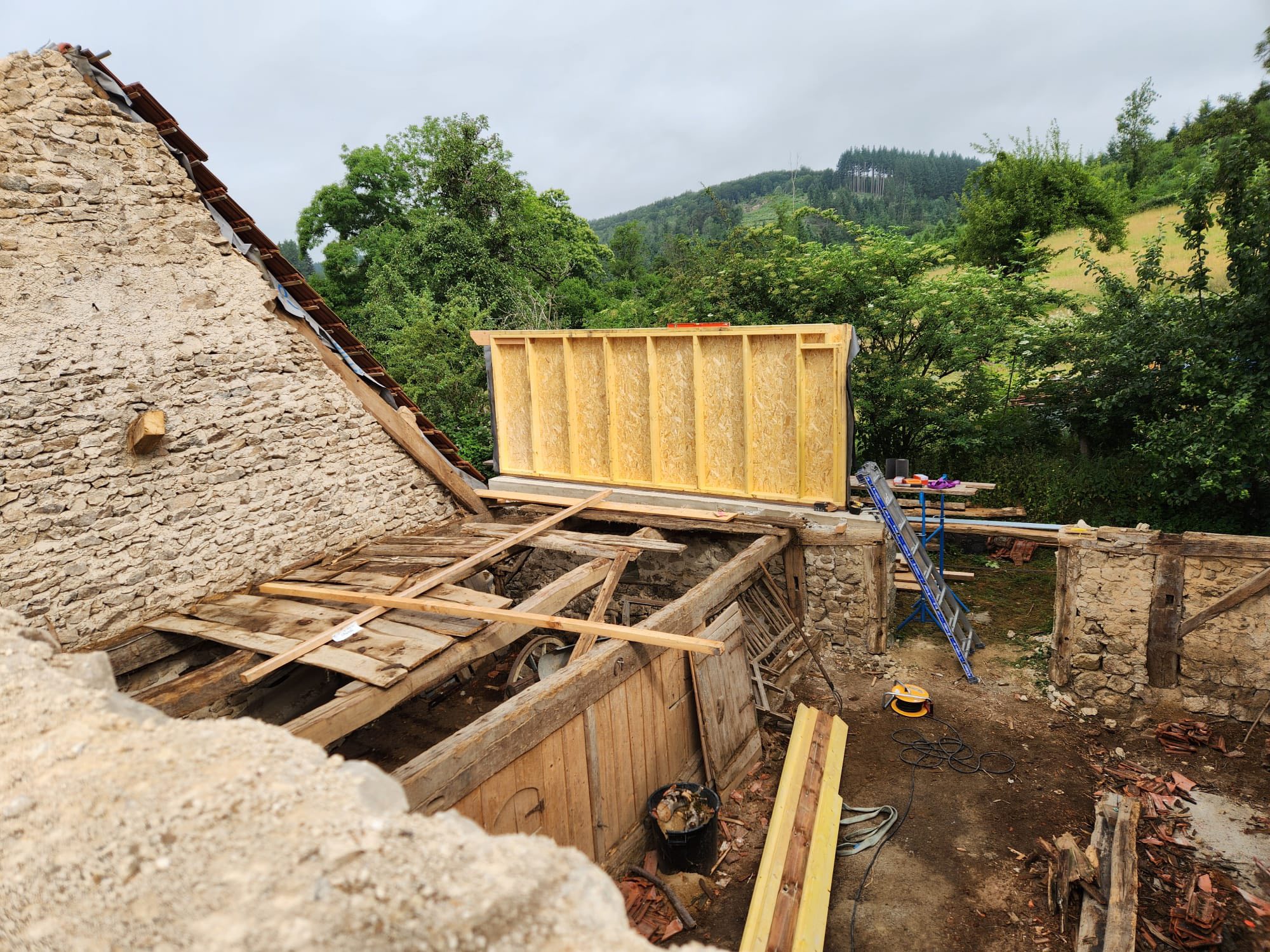 Réalisation complète d’un chantier, de la dépose de l’existant, mur ossature bois, charpente traditionnelle, couverture tuile, zinguerie et bardage bois Douglas.