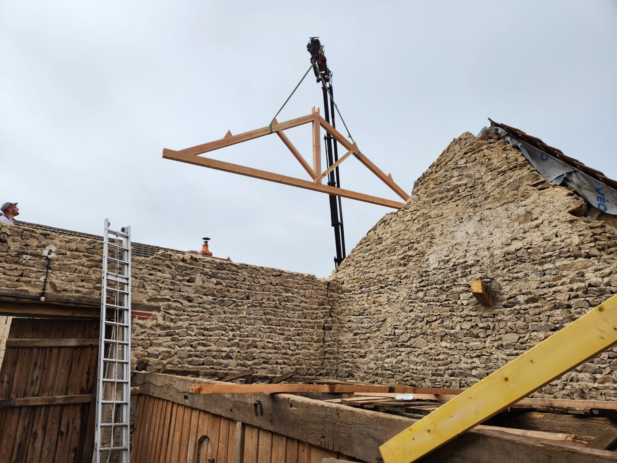 Réalisation complète d’un chantier, de la dépose de l’existant, mur ossature bois, charpente traditionnelle, couverture tuile, zinguerie et bardage bois Douglas.