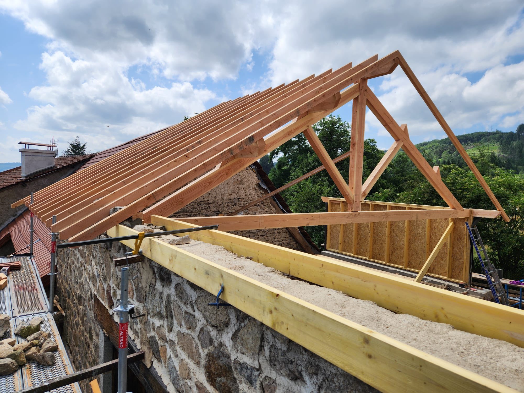 Réalisation complète d’un chantier, de la dépose de l’existant, mur ossature bois, charpente traditionnelle, couverture tuile, zinguerie et bardage bois Douglas.