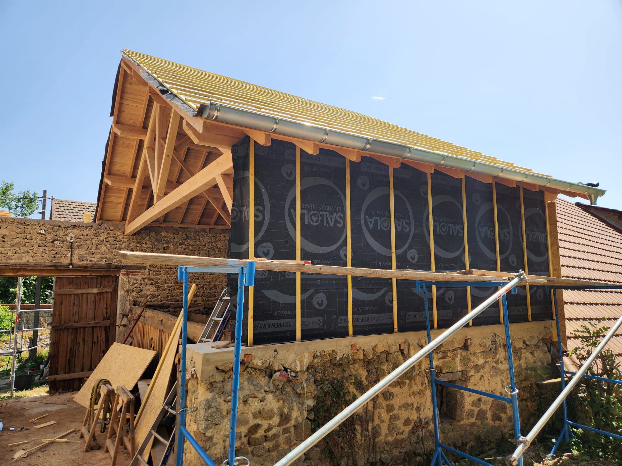 Réalisation complète d’un chantier, de la dépose de l’existant, mur ossature bois, charpente traditionnelle, couverture tuile, zinguerie et bardage bois Douglas.