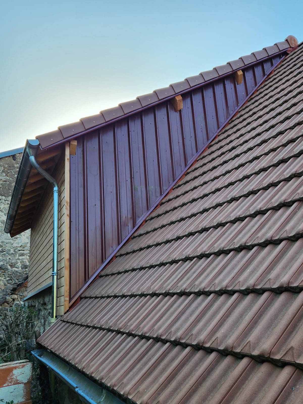 Réalisation complète d’un chantier, de la dépose de l’existant, mur ossature bois, charpente traditionnelle, couverture tuile, zinguerie et bardage bois Douglas.