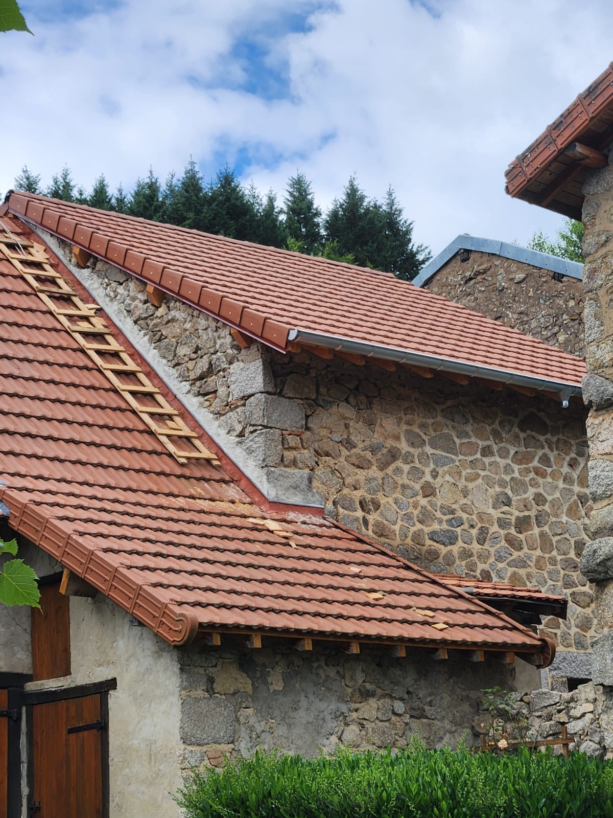 Réalisation complète d’un chantier, de la dépose de l’existant, mur ossature bois, charpente traditionnelle, couverture tuile, zinguerie et bardage bois Douglas.