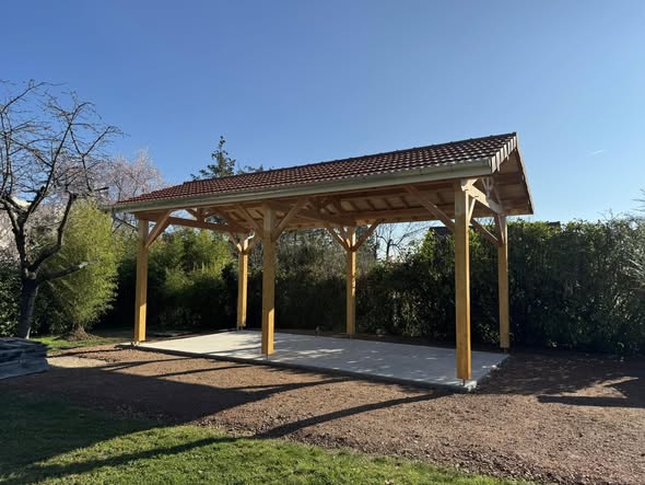 Belle réalisation d’un abris de camping car sur poteau en Douglas