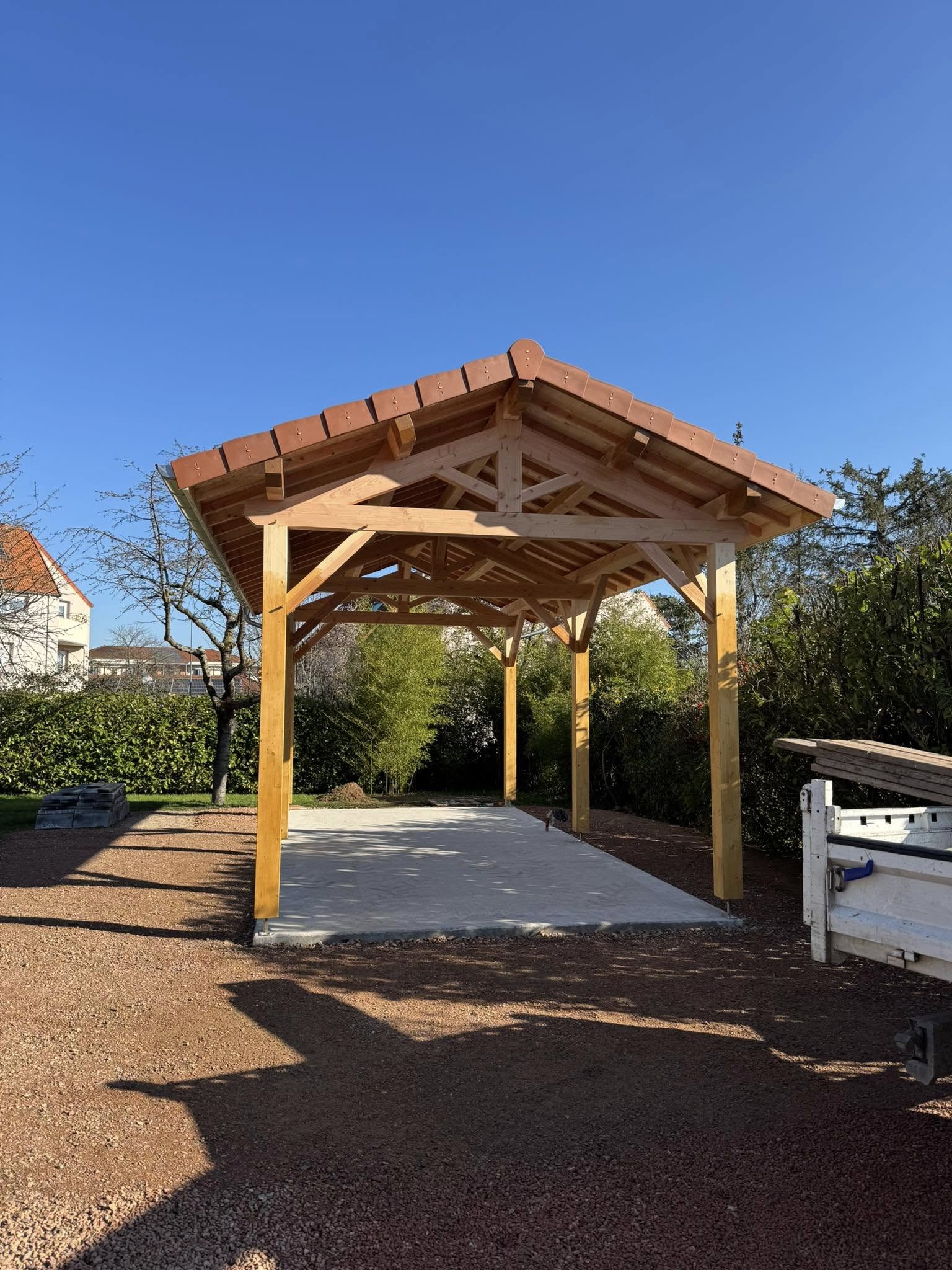 Belle réalisation d’un abris de camping car sur poteau en Douglas