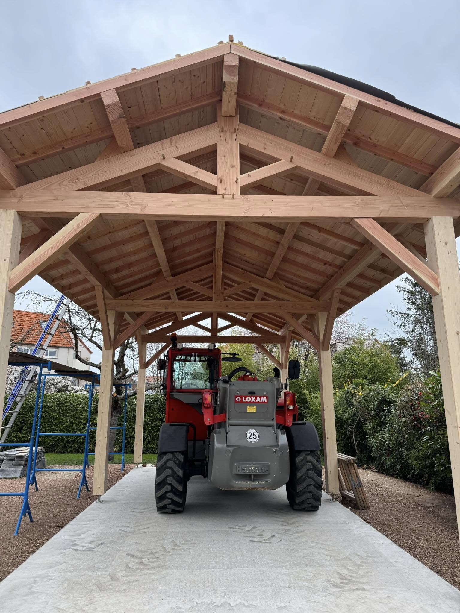 Belle réalisation d’un abris de camping car sur poteau en Douglas