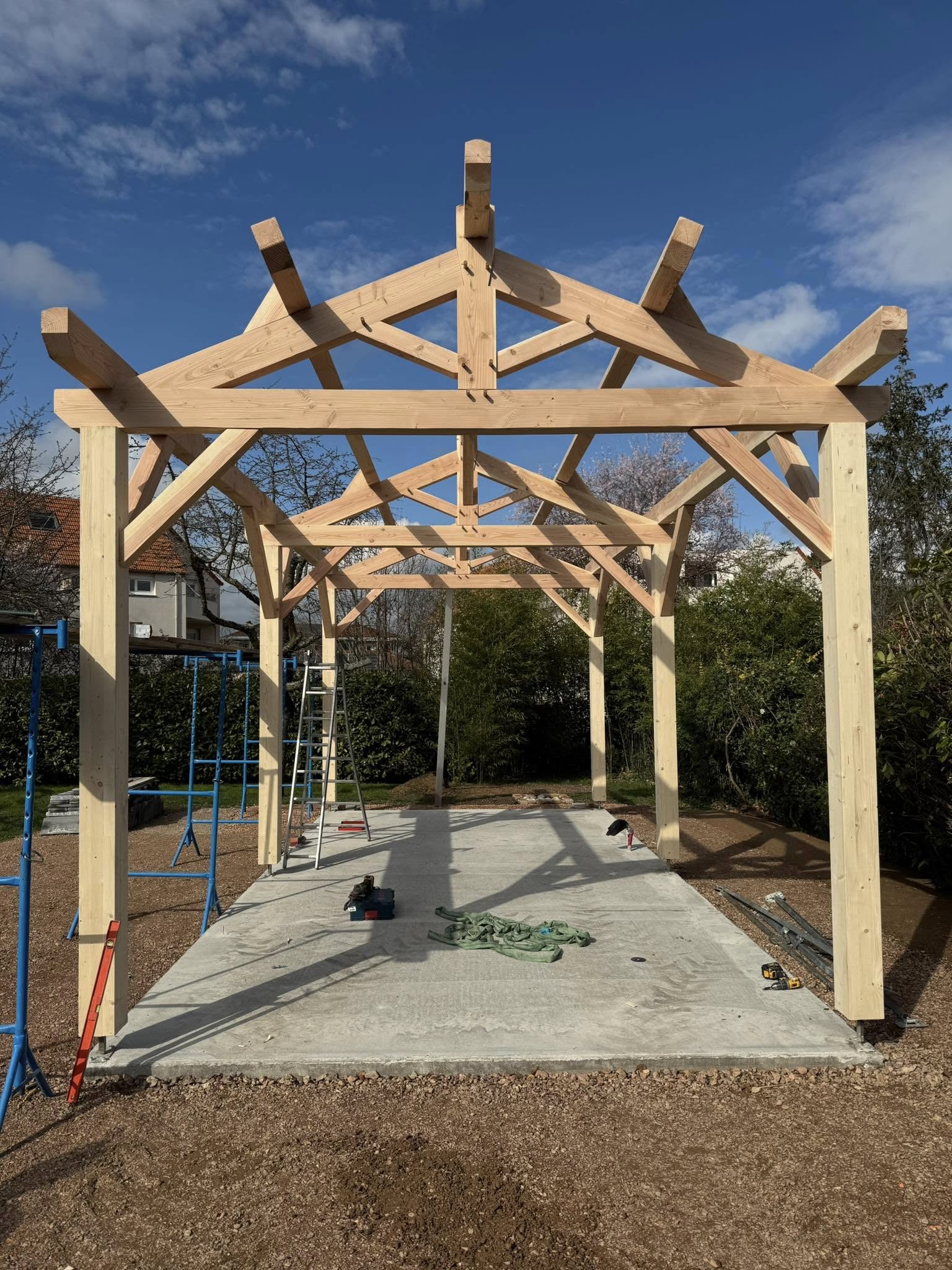 Belle réalisation d’un abris de camping car sur poteau en Douglas