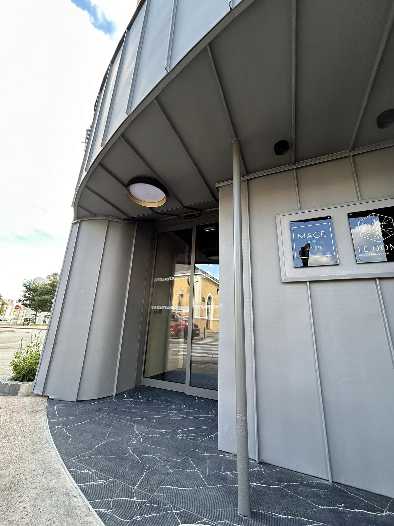 Réalisation de deux bardage en zinc quartz à joint debout.