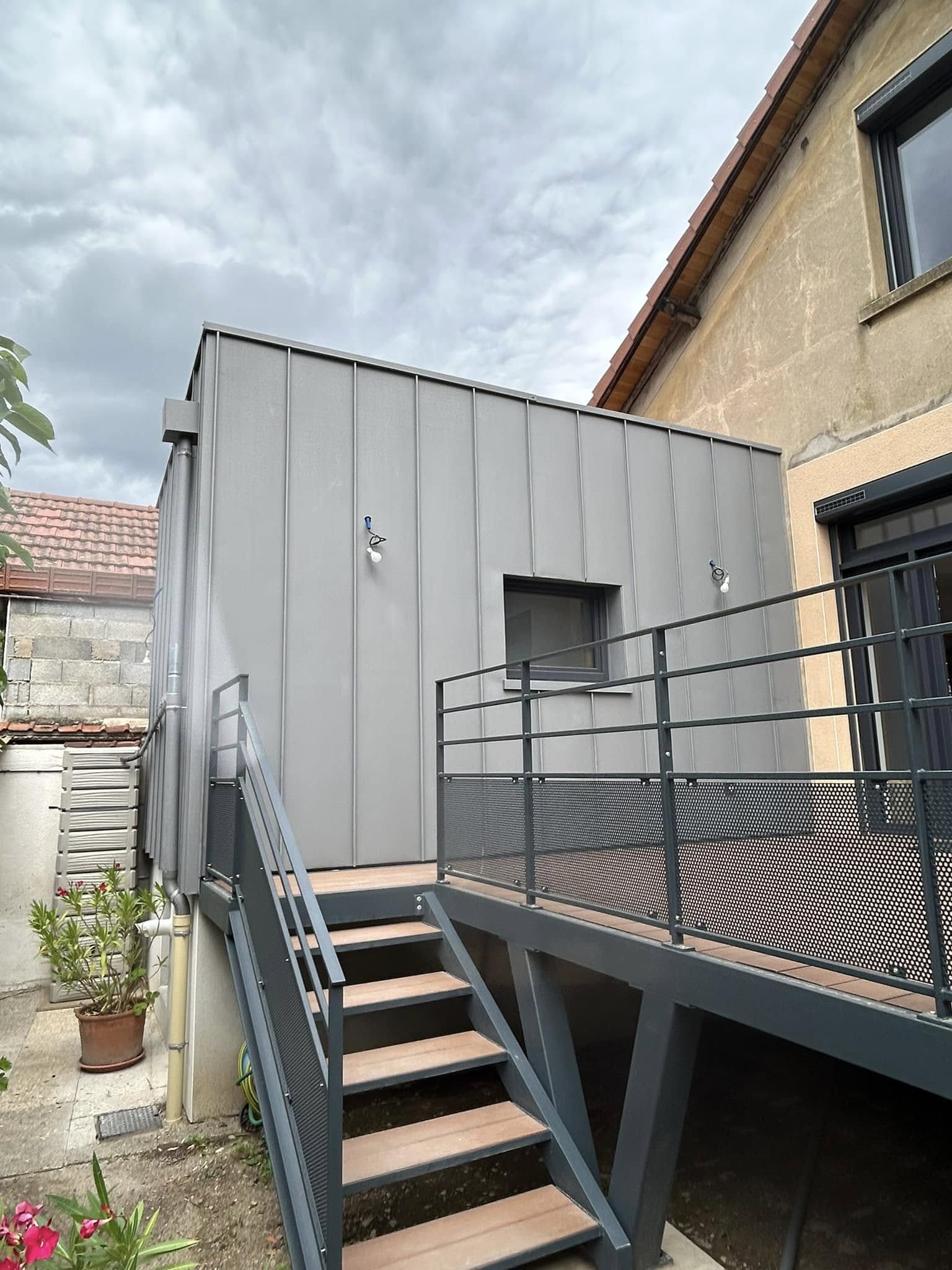 Réalisation de deux bardage en zinc quartz à joint debout.