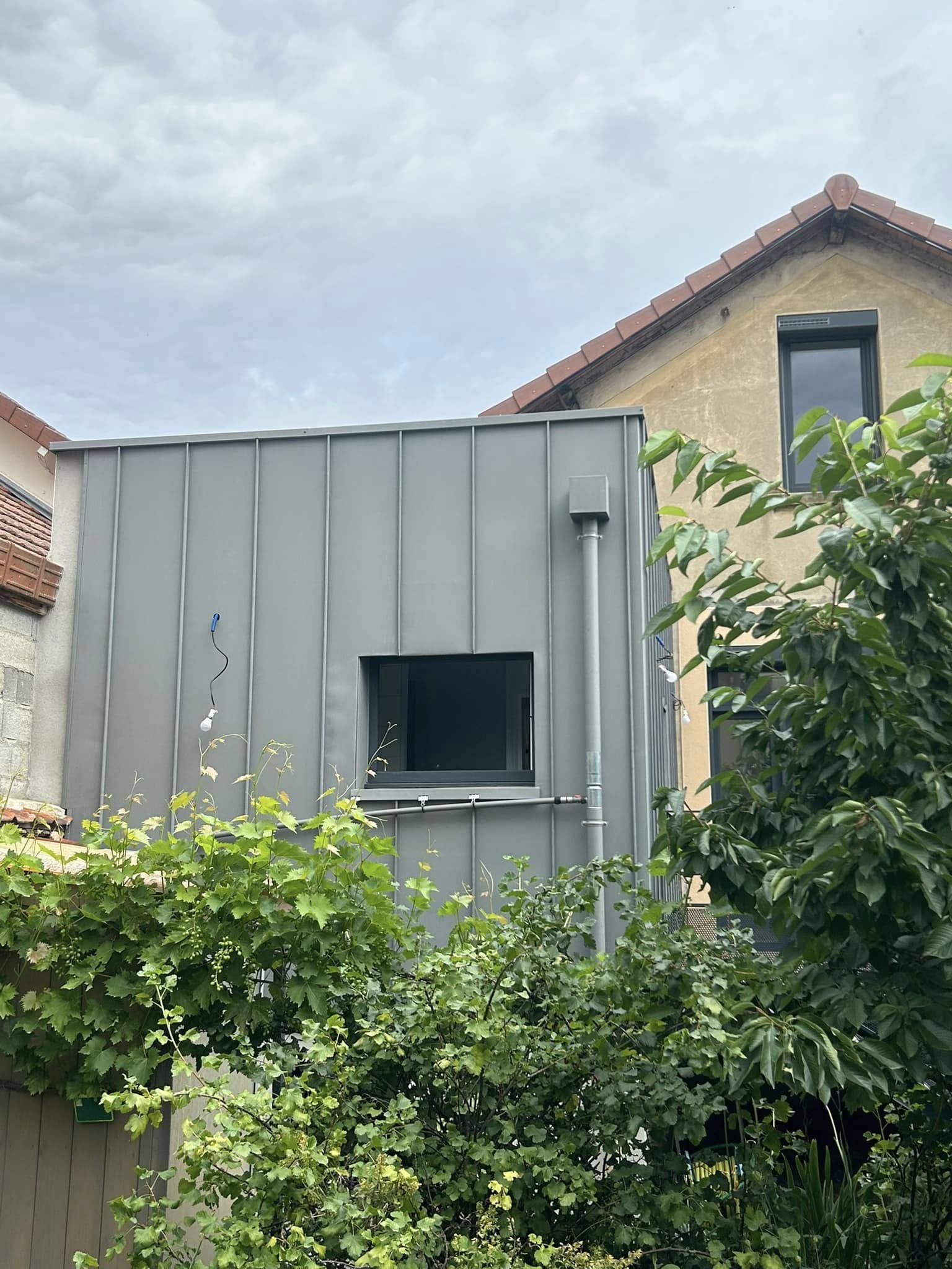 Réalisation de deux bardage en zinc quartz à joint debout.